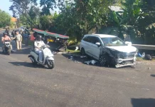 Truk dan Veloz Bertabrakan di Tikungan Rudias Pekutatan