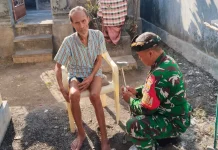 Babinsa Salurkan Alat Bantu Jalan untuk Dua Lansia di Bungkulan