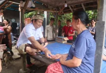 Bupati Jembrana Tinjau Korban Kebakaran di Manistutu