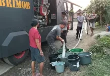 Water Cannon Polisi Salurkan Air Bersih untuk Warga Manistutu
