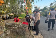 Polres Jembrana Salurkan 12 Ribu Liter Air ke Warga Manistutu