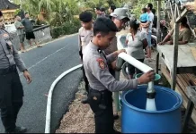 Polisi Salurkan 12 Ribu Liter Air Bersih ke Warga Manistutu