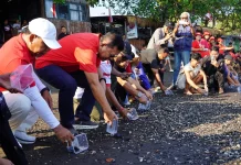 100 Tukik Dilepas di Pantai Camplung, Buleleng Perkuat Pelestarian Penyu