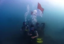 Kolaborasi Saka Bahari Buleleng, Kibarkan Merah Putih dari Bawah Laut