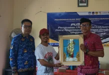 Undiksha Dampingi Pengembangan Usaha Lukisan Kaca Nagasepaha