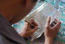 Lukisan Kaca Nagasepaha Tak Sekadar Wayang, Undiksha Kembangkan Produk Baru