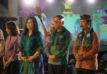 Endek Tunjung Ungu Dorong Wastra Lokal Buleleng Masuk Tren Fashion