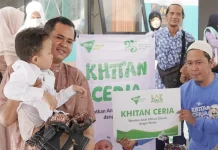 Puluhan Anak Ikuti Khitanan Massal di Kampung Kajanan Buleleng