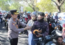 Antrean Kunjungan Presiden, Kapolres Jembrana Bagikan Air Mineral