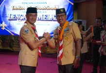 Kakwarcab Buleleng Terima Anugerah Lencana Melati dan Pancawarsa IV
