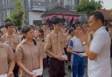 Lima Siswa SMAN 1 Negara Dapat Bantuan ke Kompetisi Esai Malaysia