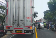 Diduga Pengemudi Mengantuk, Truk Tabrak Tronton