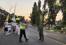 Babinsa-Bhabinkamtibmas Amankan Prosesi Melasti di Bungkulan