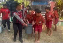 Polres Jembrana Salurkan 6.000 Liter Air Bersih ke SD Negeri 2 Dauhwaru