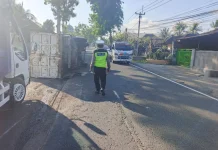 Pecah Ban dan As Roda Patah, Dump Truk Terguling di Melaya
