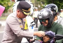 Valentine, Polres Buleleng Bagi Helm Bunga Cokelat di Singaraja