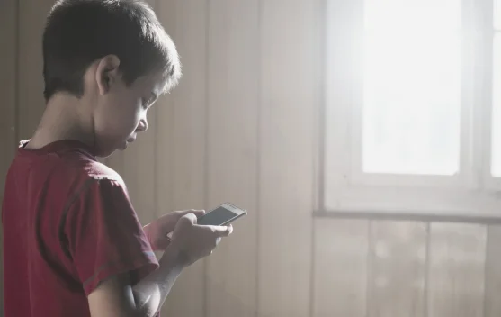 Pemerintah Batasi Akun Digital Anak di Bawah 16 Tahun