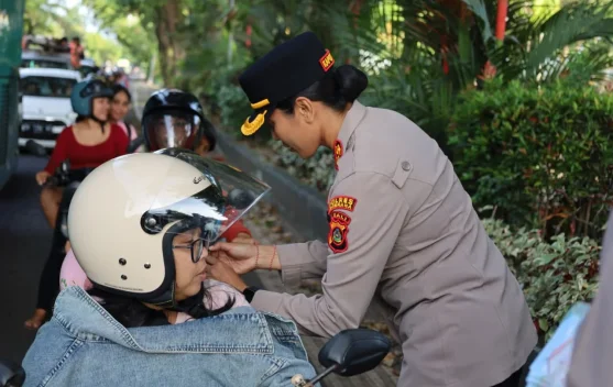 Polres Jembrana Berbagi Takjil dan Edukasi Keselamatan Berkendara