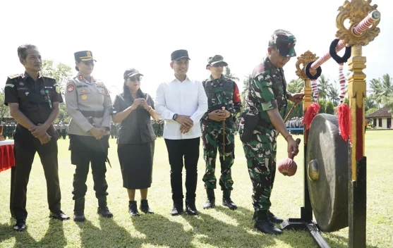 Danrem 163/Wira Satya Tutup Program TMMD di Mendoyo