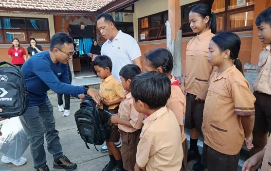 Jurnalis Buleleng Salurkan Bantuan untuk Siswa Korban Banjir Banjar
