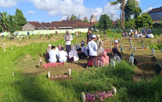 Tradisi Nyekar Warnai Lebaran di Loloan Timur