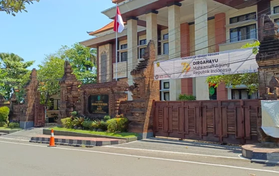 PN Negara Vonis Hukuman Percobaan Dua Pelaku Pencoretan Bendera Merah Putih