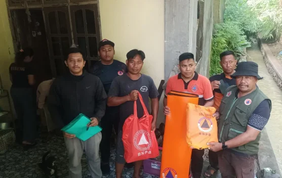 Hujan Deras Rendam Rumah di Sari Mekar
