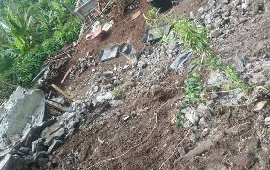 Longsor Terjang Rumah Warga di Sepang
