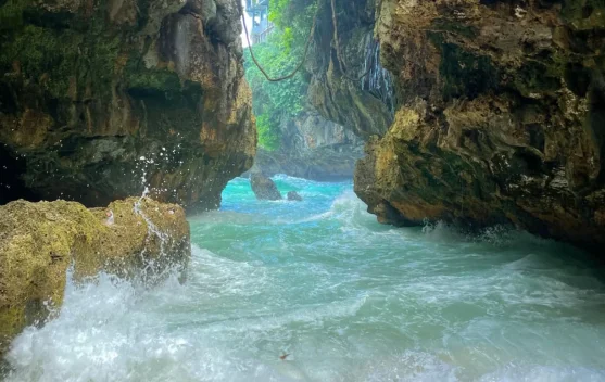 Pantai Suluban, Surga Tersembunyi di Balik Tebing Bali