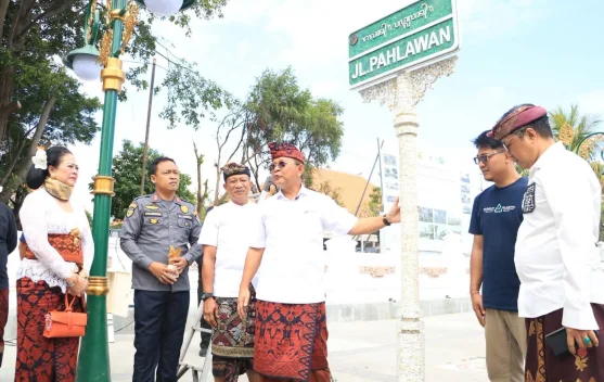Sampah Plastik Jadi Plang Jalan, Wajah Baru Kota Singaraja