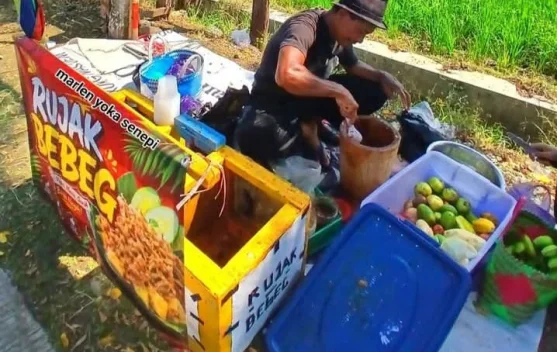 Rujak Bebeg, Kuliner Tradisional dengan Cita Rasa Pedas Segar dan Bumbu yang Meresa