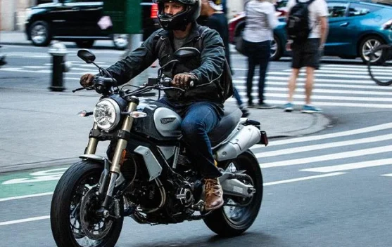 Jangan Biasakan Jari Menggantung di Tuas Rem Motor Berkendara