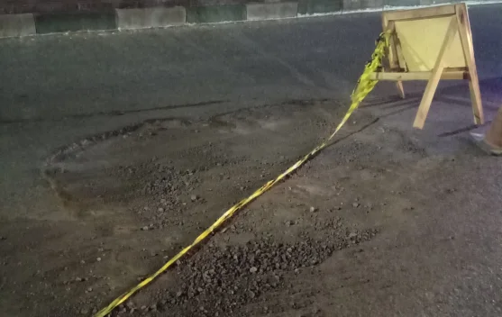 Dipicu Jalan Berpasir, Pemotor Jatuh Terseret