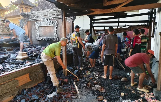 Bupati Jembrana Tinjau Korban Kebakaran di Pekutatan