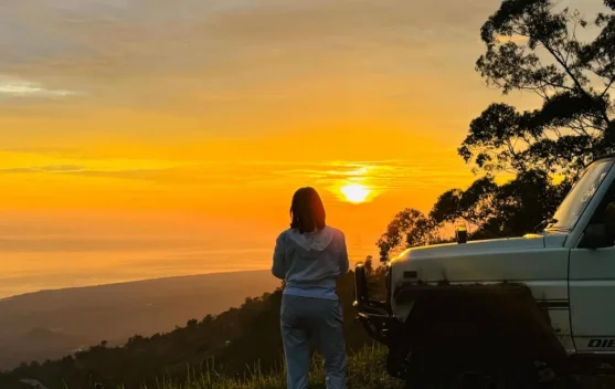 Sensasi Berburu Sunrise dan Pesona Black Lava dengan Jeep Wisata