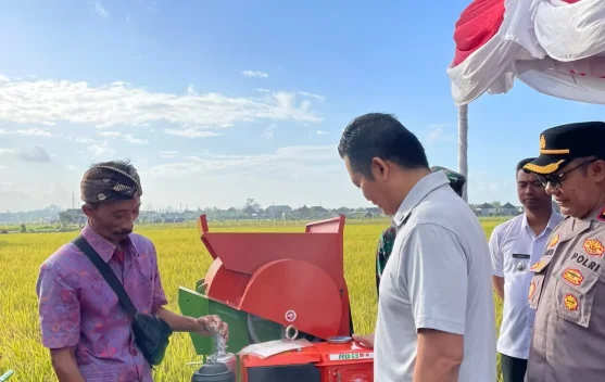 Bupati Jembrana Serahkan Power Thresher untuk Tujuh Subak