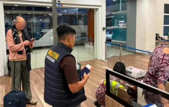 Imigrasi Singaraja Deportasi WNA Australia Diduga Langgar Aturan Visa