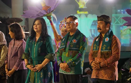 Endek Tunjung Ungu Dorong Wastra Lokal Buleleng Masuk Tren Fashion