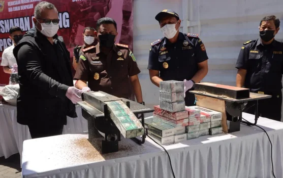 Kejari Jembrana Musnahkan Ribuan Slop Rokok Ilegal Hasil Kejahatan Cukai
