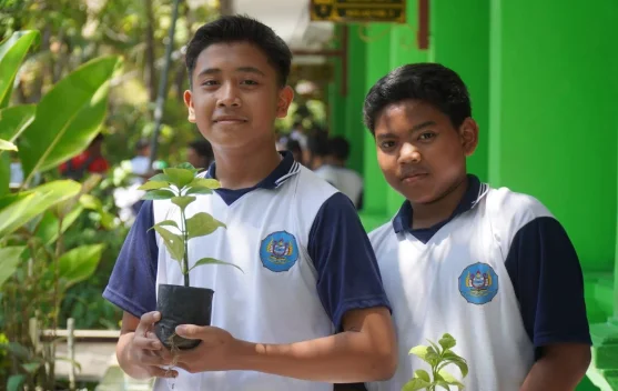 Dorong Siswa Peduli Lingkungan, Spenpraja Lakukan Kokurikuler Menanam Pohon