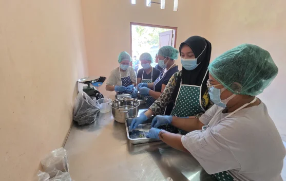 Undiksha Dampingi Petani Anggur Banjar Atasi Anjloknya Harga Panen