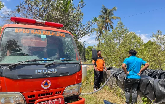 BPBD Buleleng Salurkan 5.000 Liter Air Bersih ke Desa Cempaga