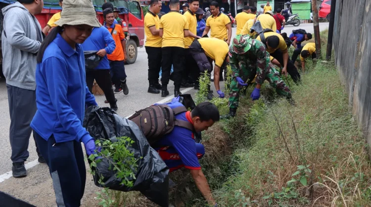 Warga Sekadau Menggelar Kegiatan Gerakan Indonesia Asri