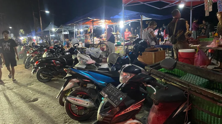 Malam Imlek, Vihara Sintang Ramai, Pedagang Waterfront Panen Rezeki
