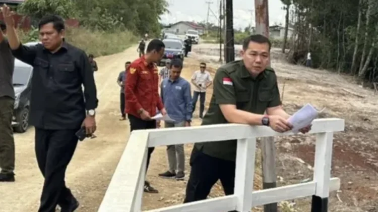 Bupati Kapuas Hulu Tinjau Pembangunan Jalan Menendang