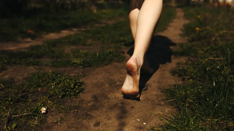 Berjalan tanpa Alas Kaki, Ini Manfaatnya untuk Kesehatan