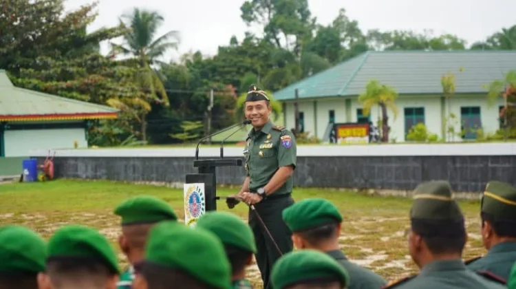 Danrem 121/Abw Berikan Jam Komandan pada Prajurit
