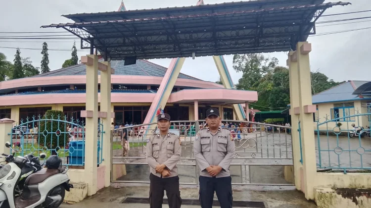 Ratusan Umat Katolik di Sekadau Menggelar Misa