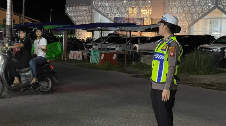 Polwan Satlantas Polres Melawi Lakukan Pengamanan Tarawih