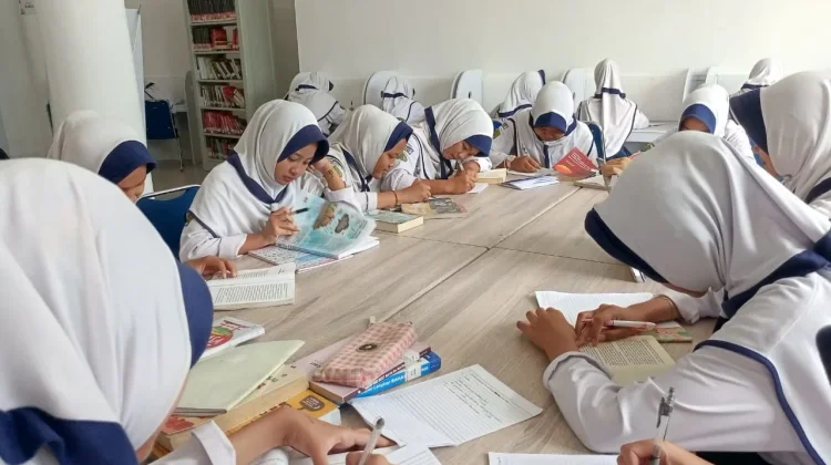 Pelajar MTsN Sintang Ikuti Pembelajaran Tadabur Al-Qur’an